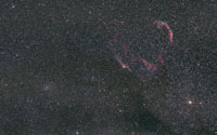 Der Cirrus Nebel Supernova Überrest im Sternbild Schwan, auch als Veil Nebula bekannt. Links haben wir noch den offenen Sternhaufen NGC6940. Total 3h 52min 