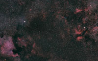 Mosaik Bild der beiden Sterne Deneb (links) und Sadr (rechts) im Sternbild Schwan sowie den bekannten Wasserstoff Nebeln welche in Ihrer Nähe zu finden sind. <br /> Das Bild besteht aus 241 Einzelbildern (Total ca. 4h) mit dem Samyang 135mm @f2.